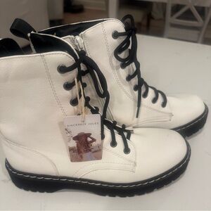 NWT White Combat Boots Lace Up Lug Sole Size 9.5 Sincerely Jules Harley